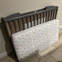 Crib W Mattress (Foldable Crib On wheels)