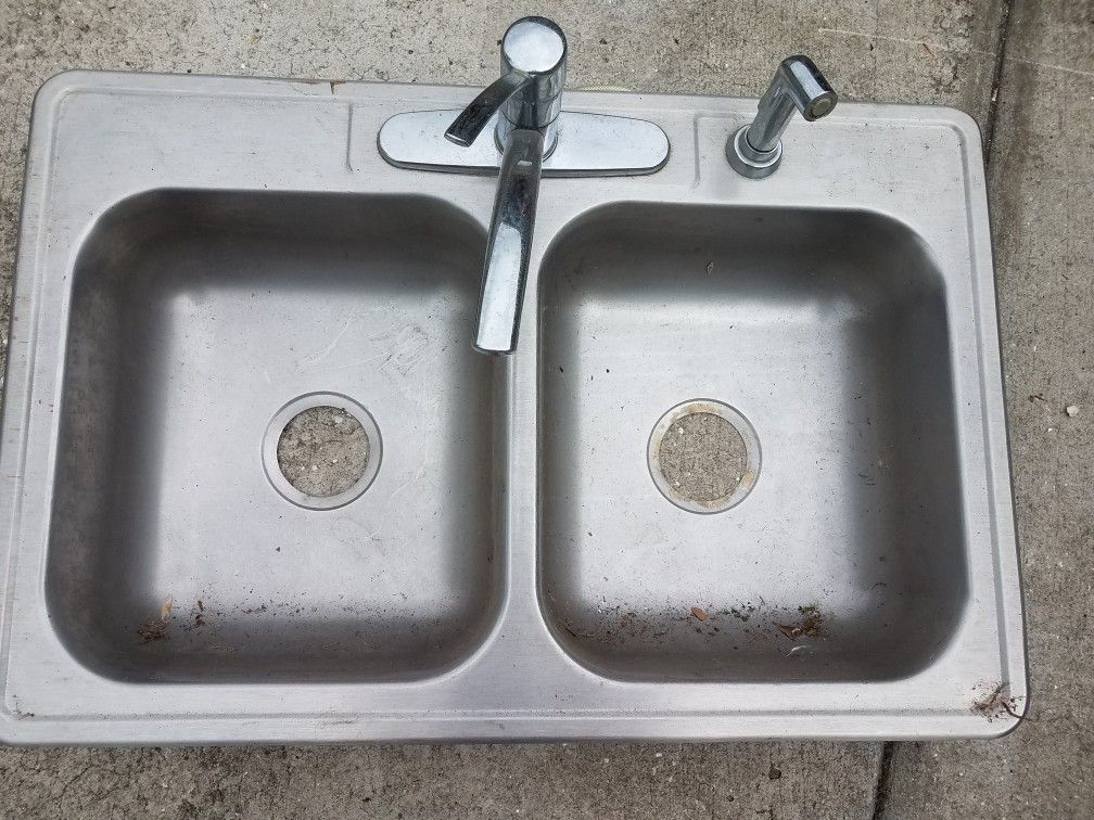 Stainless steel kitchen sink with faucet