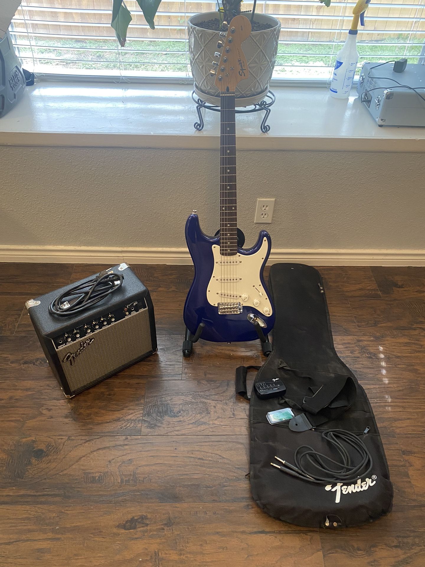 Fender Squire Strat Electric Guitar W/ Amp/Stand/Bag