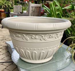 22” Off White Grosfillex Plastic Planter/Pot: 22”W x 13.5”H