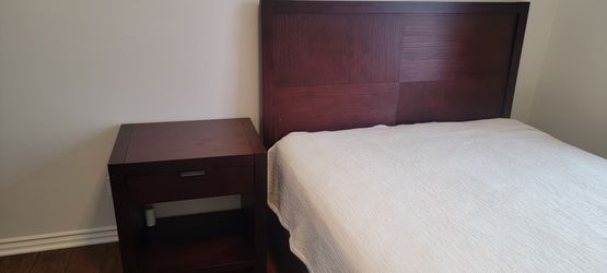 Modern Dark wood Queen size bedroom set with two night stand excellent condtion