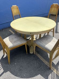 $160 Round to Oval Expanding Dining Table w/ Chairs