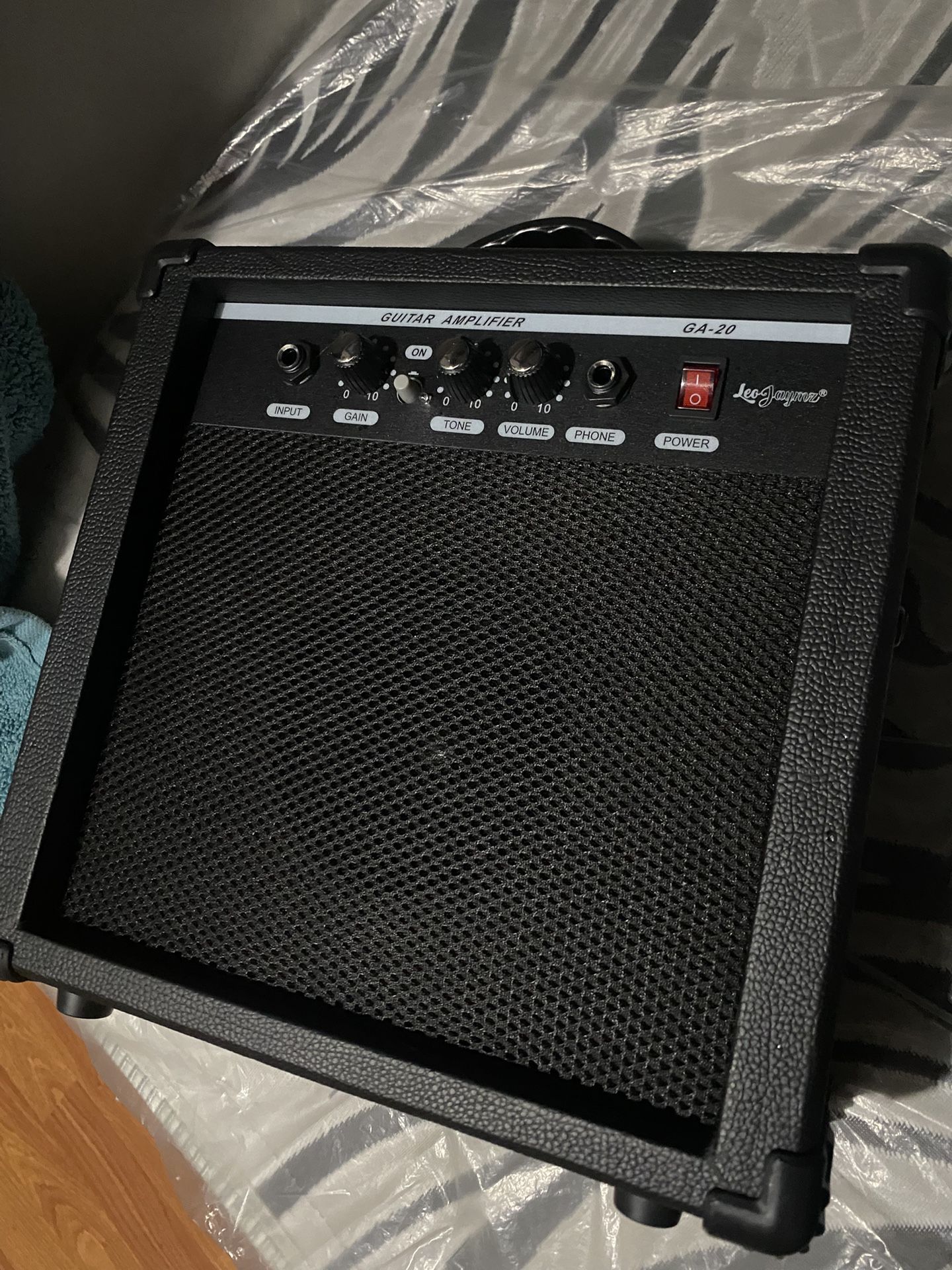 Electric Bass Guitar / Amplifier