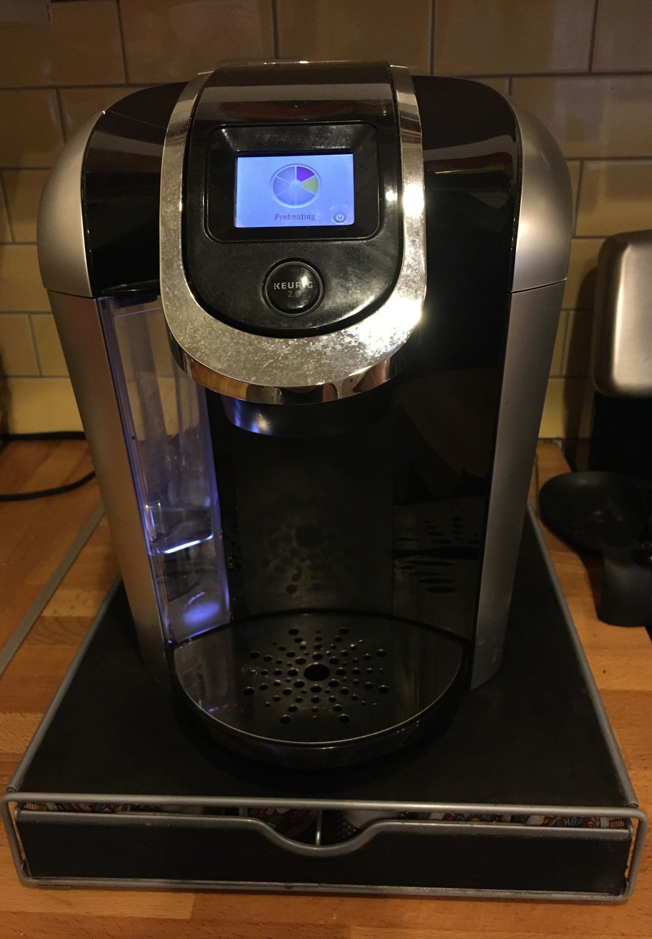 KEURIG 2.0 With kcup/ coffee tray. Great Condition!!!!