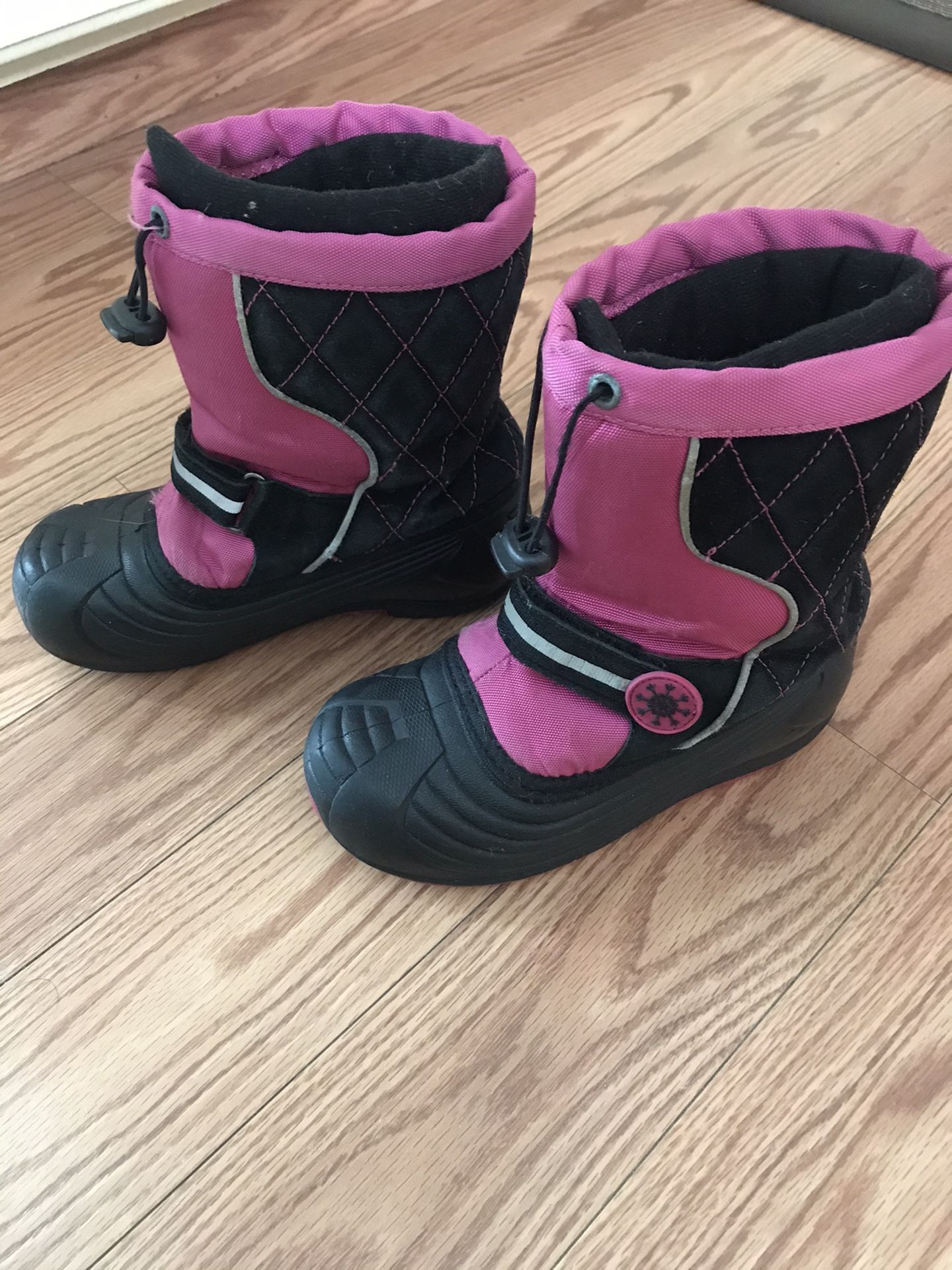 GIRLS SNOW BOOTS TOTES LIKE NEW SHOES