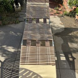 VTG Brown& Almond Folding Lawn Lounge Chair Beach Deck Pool Vinyl Tube Plastic Retro