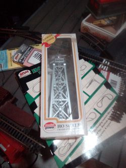 This lighted tower includes two handpainted figures and measures approximately 6 1/2 inches tall.
Condition: Factory New (C-9)
Operational Status: Fu