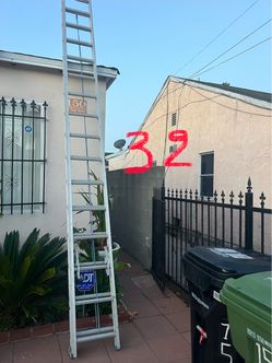 Escalera de 32 pies de aluminio, perfectas, condiciones casi nueva