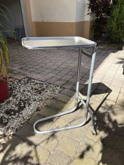 Hospital-style tray table