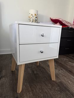 Set of 2 night stands