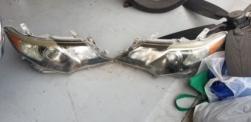 2013 Toyota Camry headlight assembly