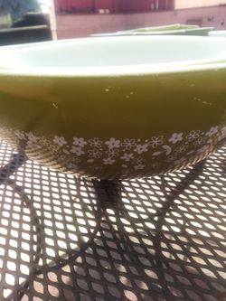 Set of 2 PIREX bowls large one has a small chip but not noticeble when up rigjt