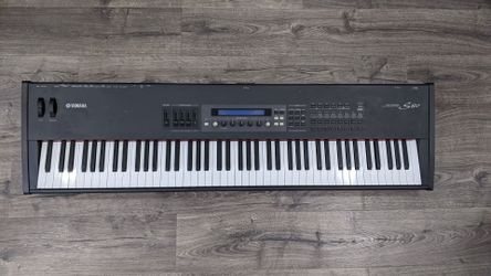 Yamaha S80 88-Key Pro Keyboard & Synthesizer