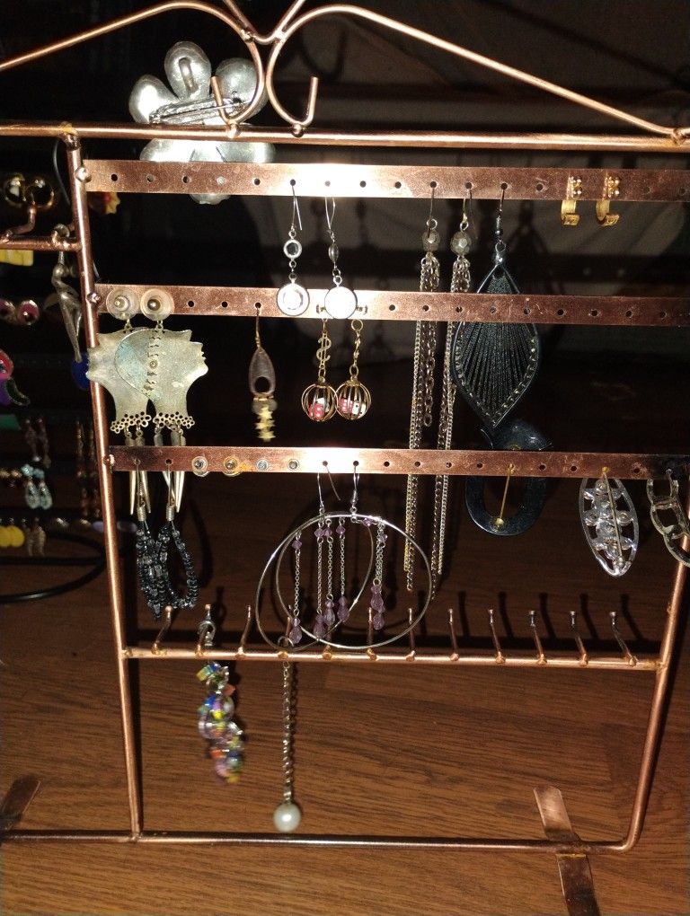 Ear Rings, Sum Dangelly ,Sum Vintage, Sum Costume