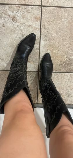 8.5 cowgirl black boots-great condition