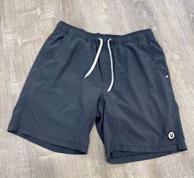 Vuori Kore Shorts Mens Large  LINED 7” Inseam Drawstring Pockets Gym V302
