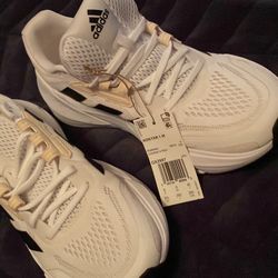 Adidas White Gym Shoe. Mens Size 8.5. BRAND NEW 