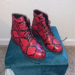 Eur 39/ Size 8 US Snake skin Boots