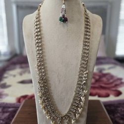 Elegant Gold and Pearl Necklace And Dangle Earrings