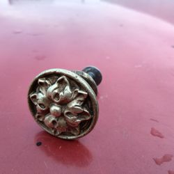 Antique Solid 1" Solid Brass Drawer Pull Handle/Knob,Floral Design.

Normal wear MAY be seen. Scratches,nick's and dents MAY be seen. Cleaning MAY be 