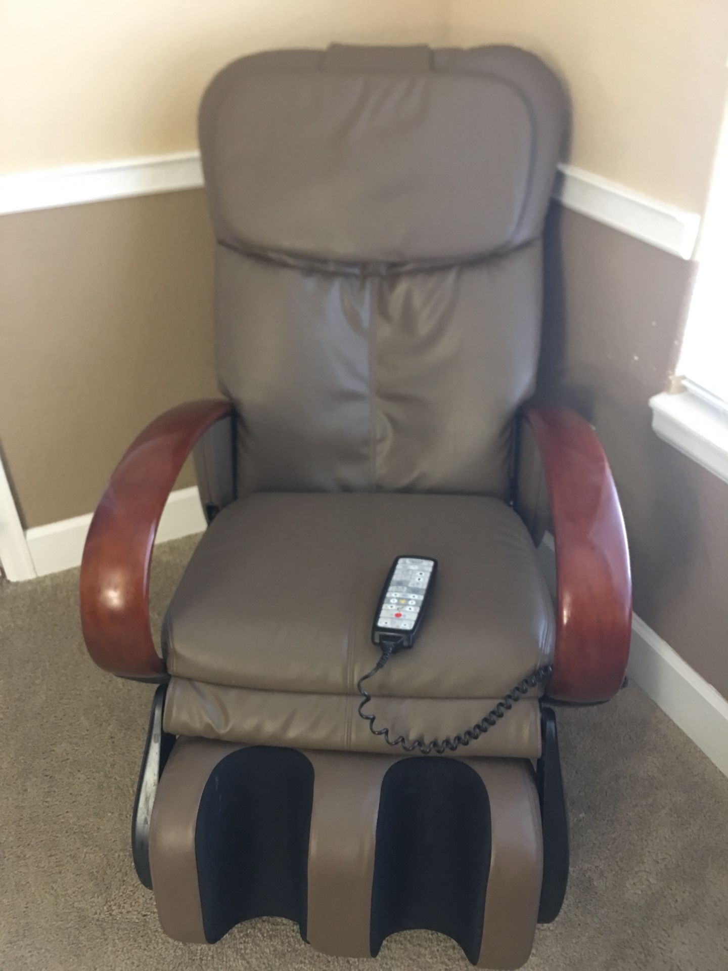 HTT-10CRP Human Touch Massage Chair Recliner