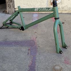 USED 20 INCHES  FIT FRAME  HAS CHAIN  HABLO ESPAÑOL TANBIEN