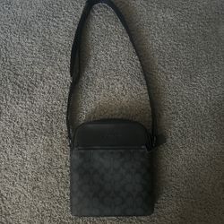 COACH CROSS BODY BAG (discription incudes more details)