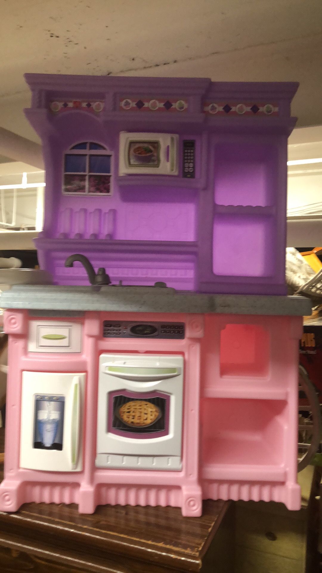 Good condition plastic toy kitchen set