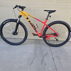 TREK MARLIN 7 MOUNTAIN BIKE, 29ER, 1X10 (LARGE FRAME)