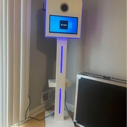 Photo Booth Standing White With LEDs and Ring Light + Software
Touch Screen + Flight Case Included