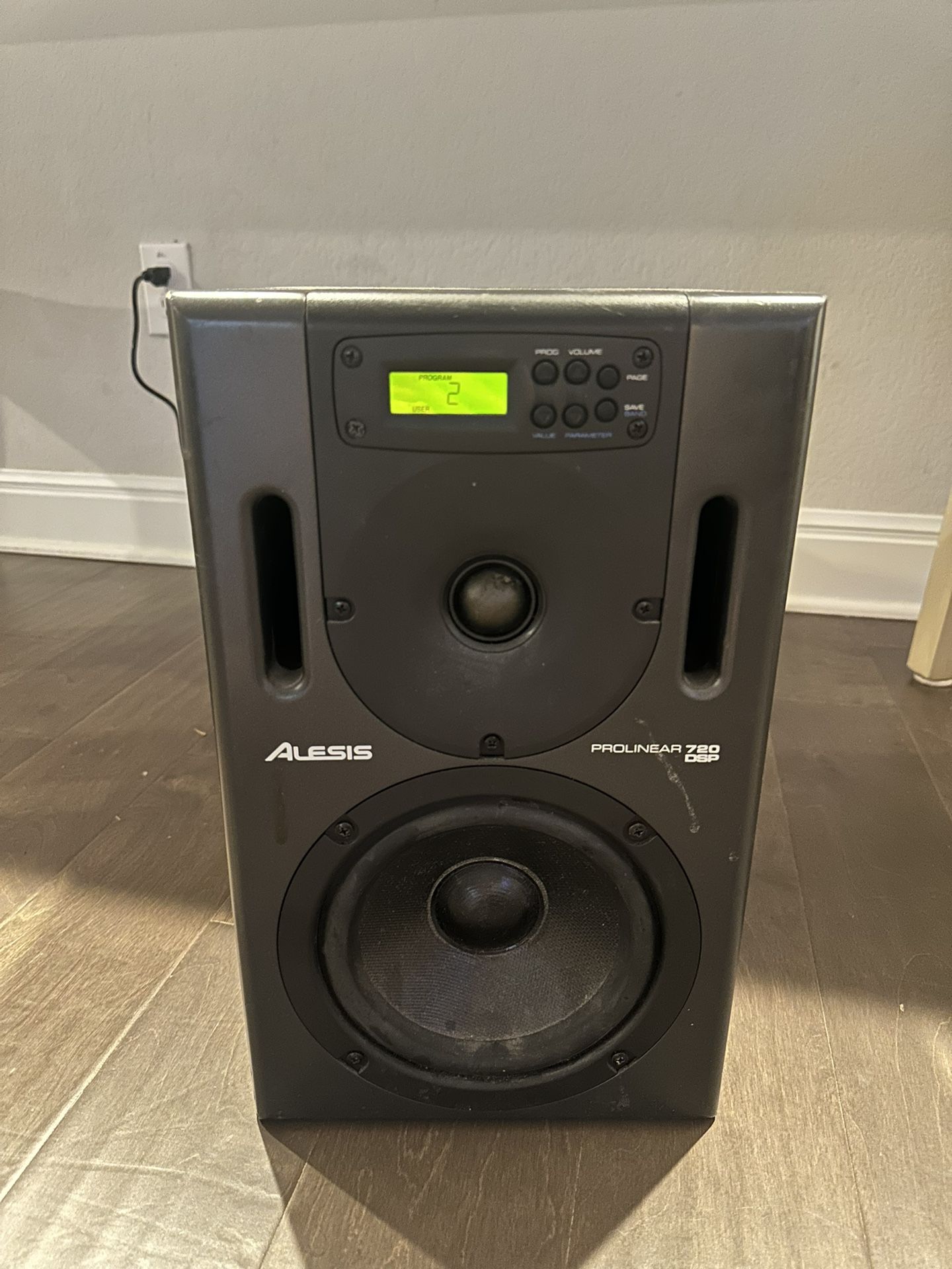 ALESIS PROLINEAR 720 ACTIVE STUDIO MONITORS PAIR - out of production - RARE