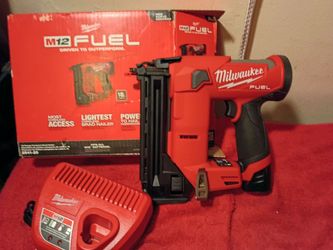 M12 Milwaukee fuel 18ga Brad nailer kit completo $265