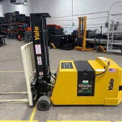 Yale Compact Forklift (Yellow, Like New)