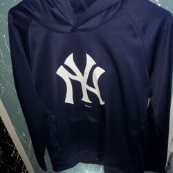 BRAND NEW NEW YORK YANKEES GENUINE MERCHANDISE HODIE SWEATER...OPEN BOX...AVAILABLE FOR FAIR OFFERS...CHECK OUT MY PAGE FOR MORE..