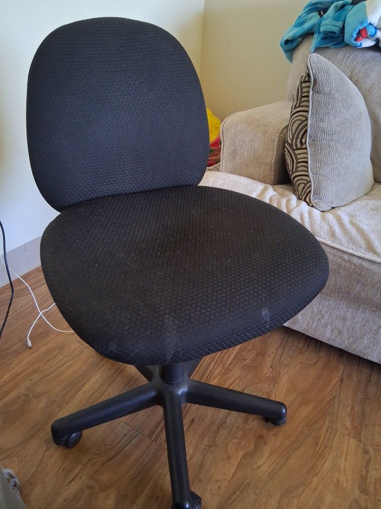Office Chair Black, Good Use Condition. Lever For Chair Height And Back Knob To Adjust Lumbar Position, Has Rollers.