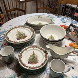 12 Piece China Christmas Dishes