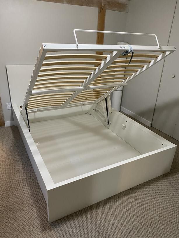 Bedframe W/ Hydraulic Lift Storage