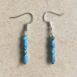 🦋 Pretty, lightweight, turquoise speckled beaded earrings