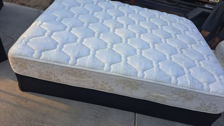 Queen mattress/boxspring