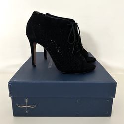 Pour la Victoire Shoes Suede Lace Up Laser Cut Peep Toe Booties Heels Black Size 7.5M