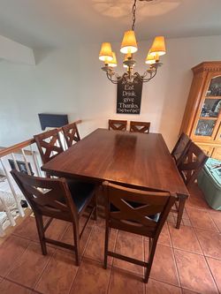 Expandable table 8 chairs
