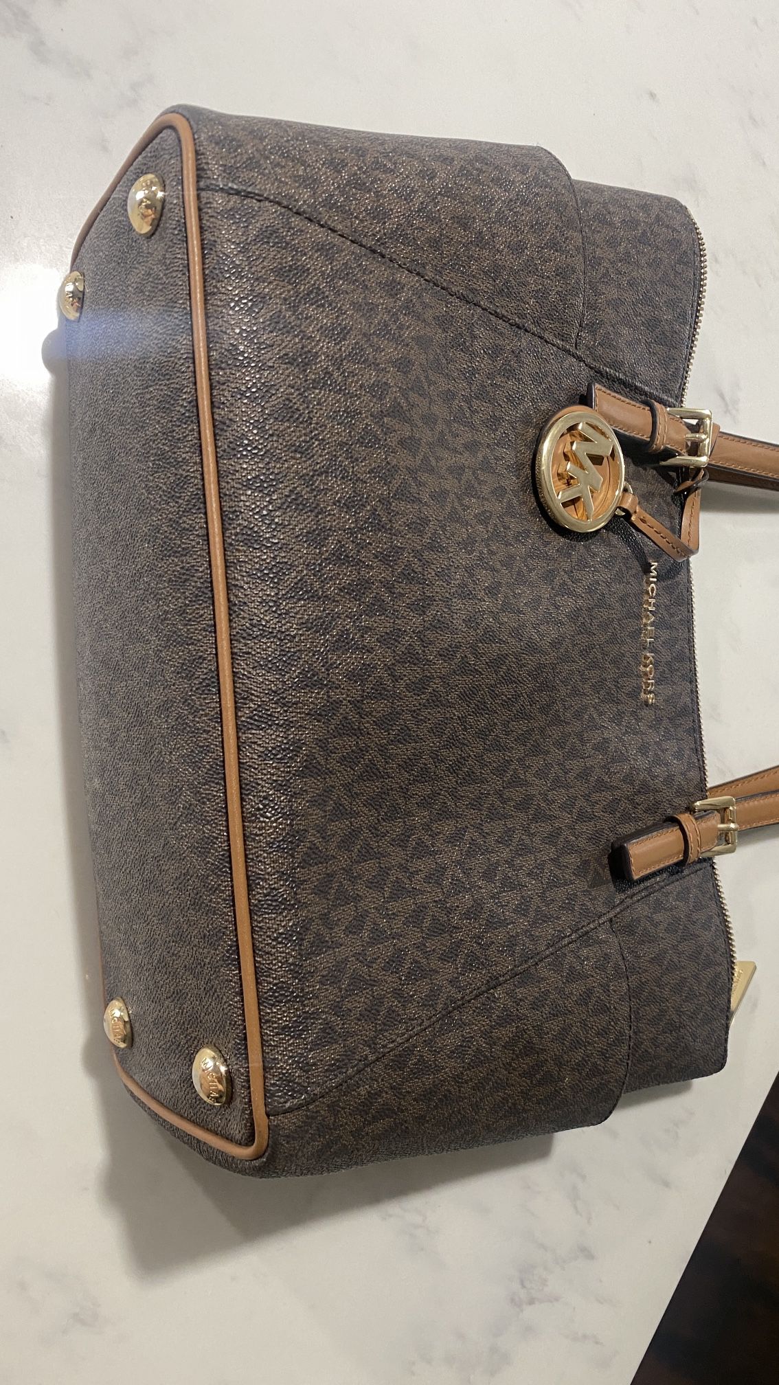 Micheal Kors Voyager Medium Crossgrain Leather Tote Bag for Sale in  Montgomery, TX - OfferUp