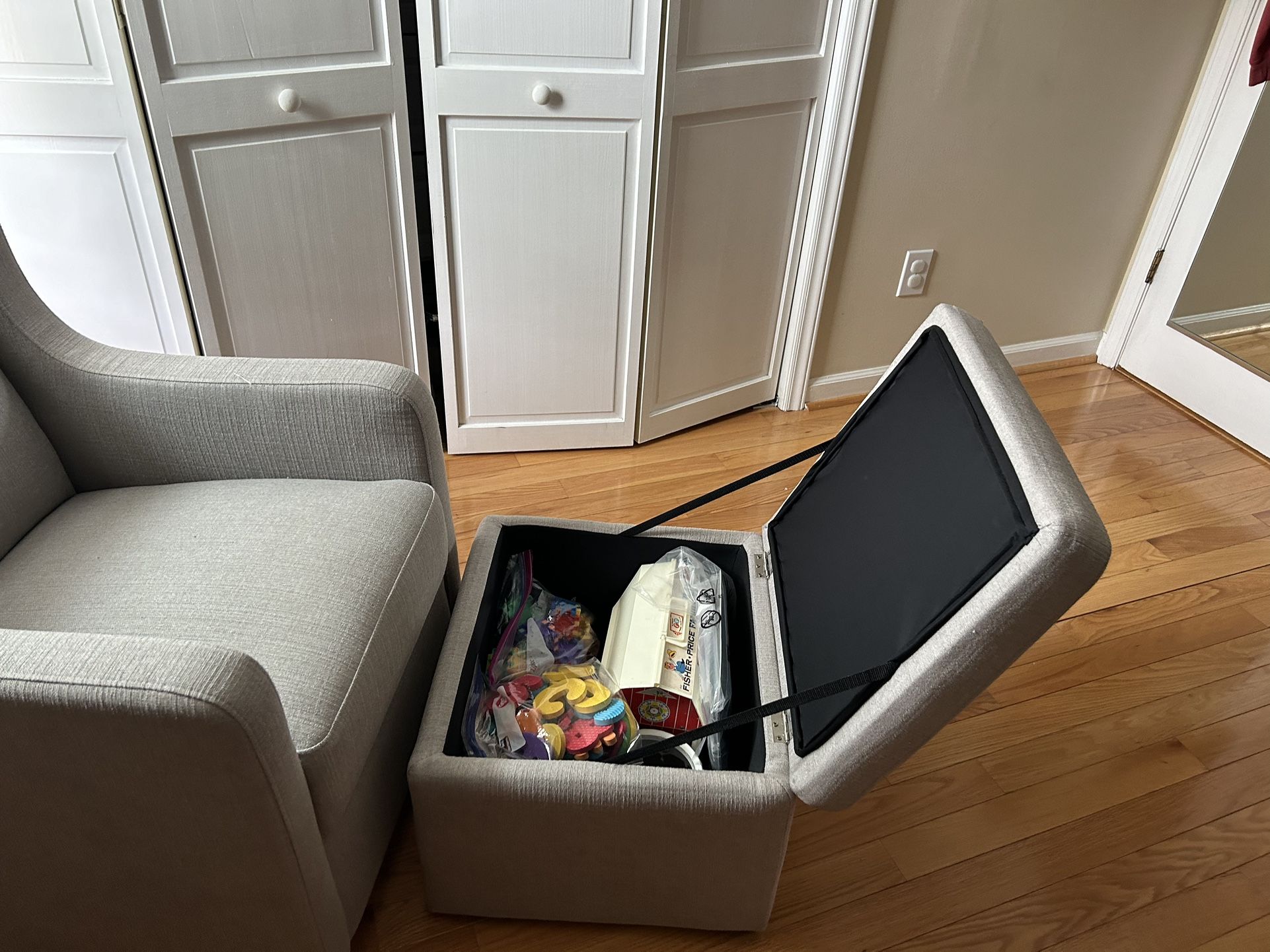 Glider/Rocking Chair For Nursery 