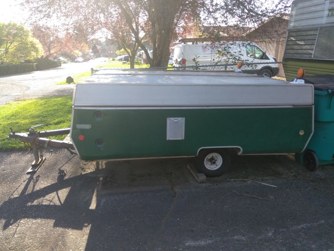 Vintage 1967 Apache pop up camper