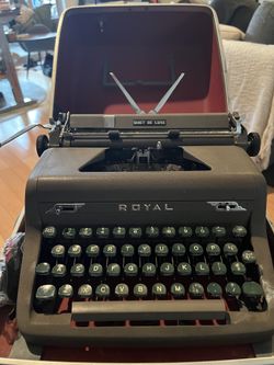 Travel Royal Quiet De Luxe Typewriter With Extra Ribbon