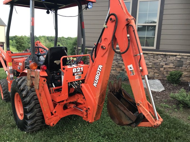 Kubota b21 4wd tractor with backhoe and loader for Sale in Inman, SC
