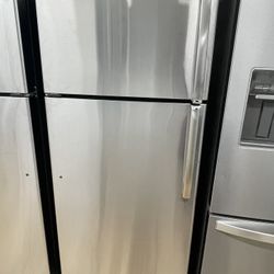 28’ G.E Stainless Steel Refrigerator 18 Cuft In Excellent Working Condition Including Ice Maker