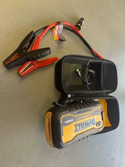 DEWALT 2500 Peak Amp Lithium Jump Starter with USB Power Bank.  (Open box - New)