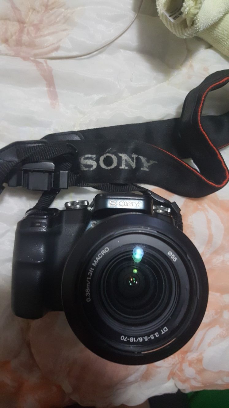 Sony Camera DSLR-A100 with zoom