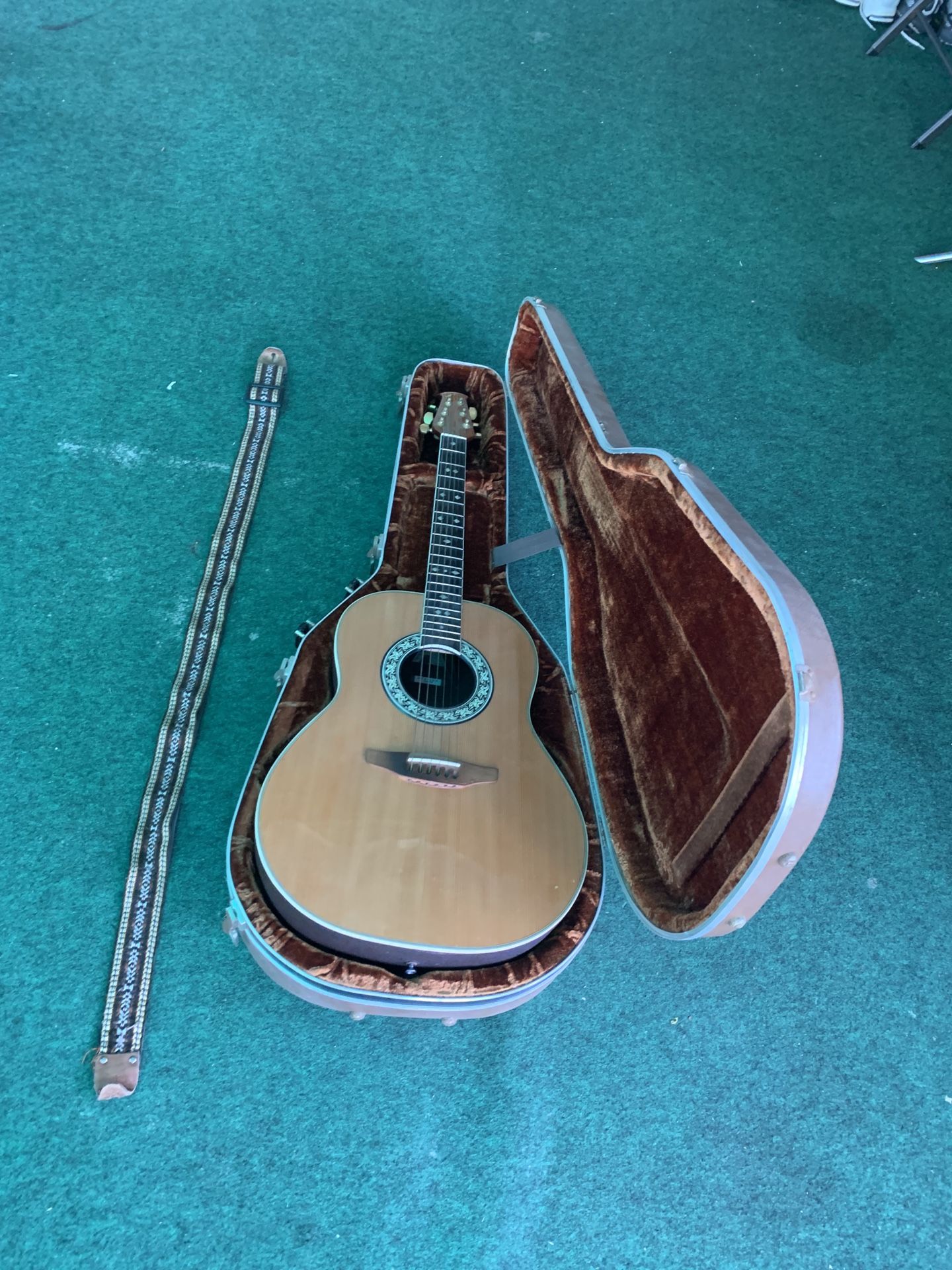 VINTAGE OVATION ACOUSTIC GUITAR